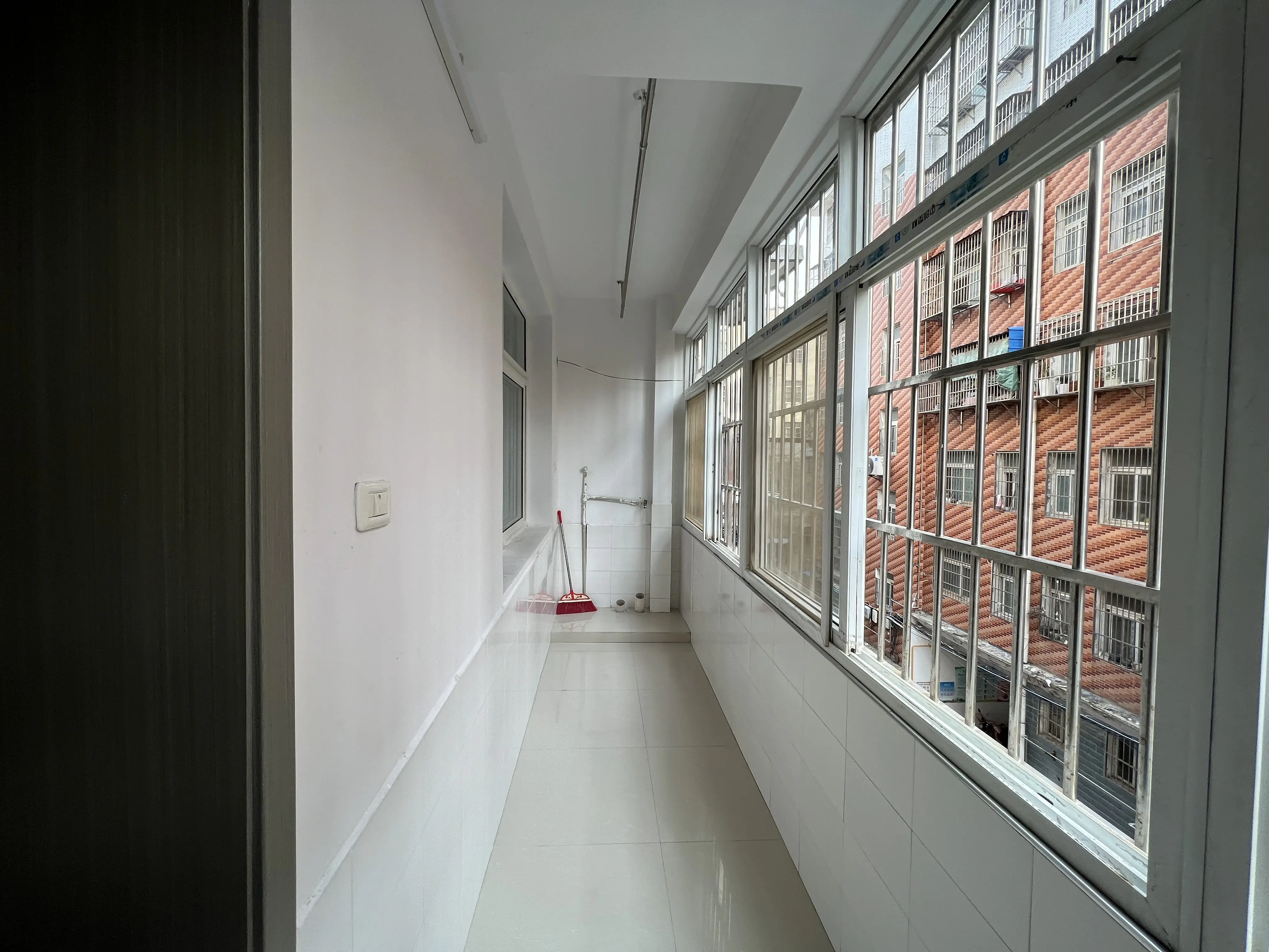 鸿晧苑小区2室2厅已装修房屋保养不错外观成色很新，优价出售！