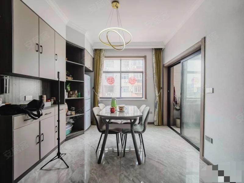 复州花园，步梯3楼，精装三房。南北通透，成色新，拎包入住，