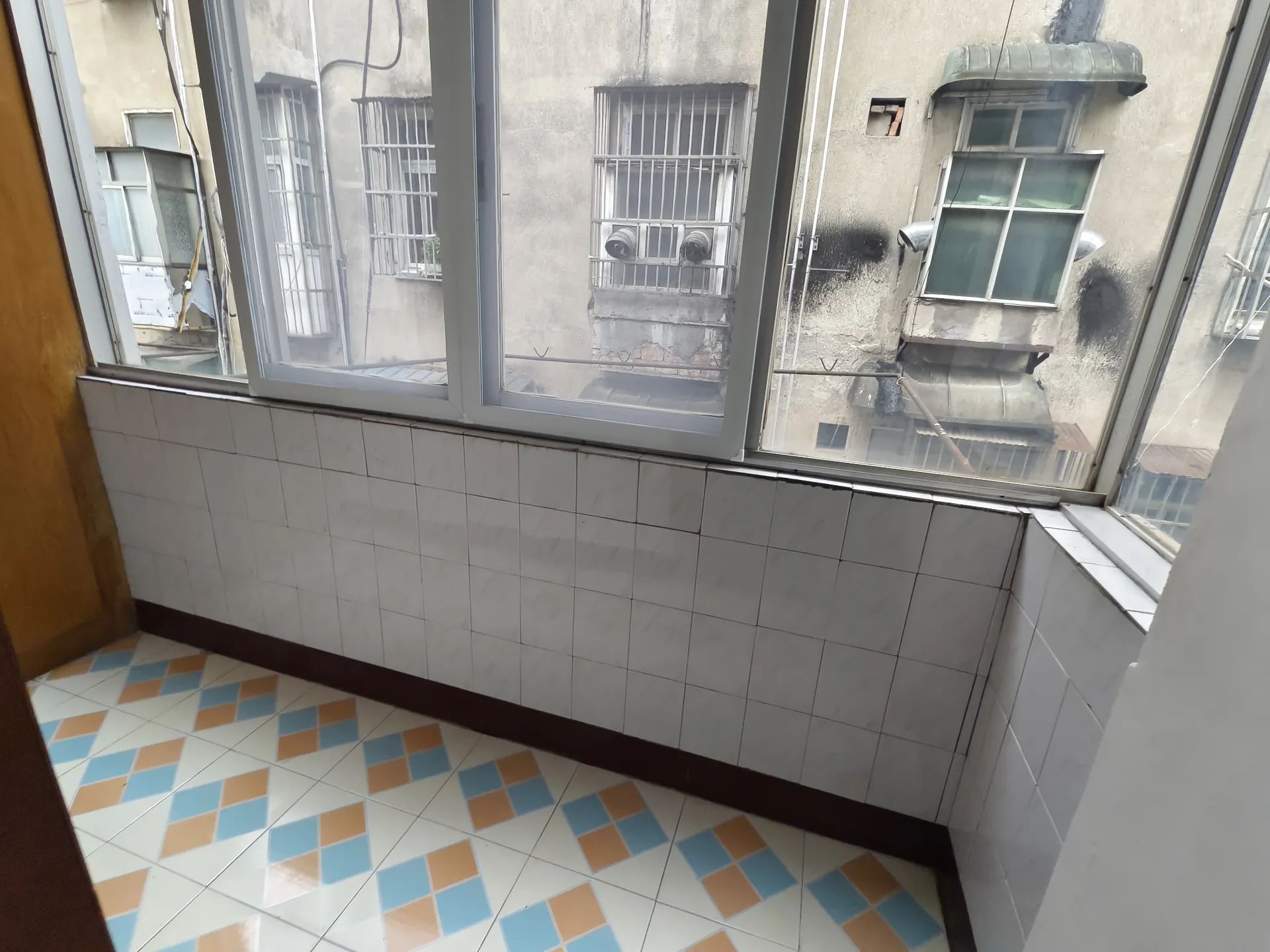 捡漏，老三中旁，步梯四楼，，精装大三房，双阳台，拎包直住，证满二