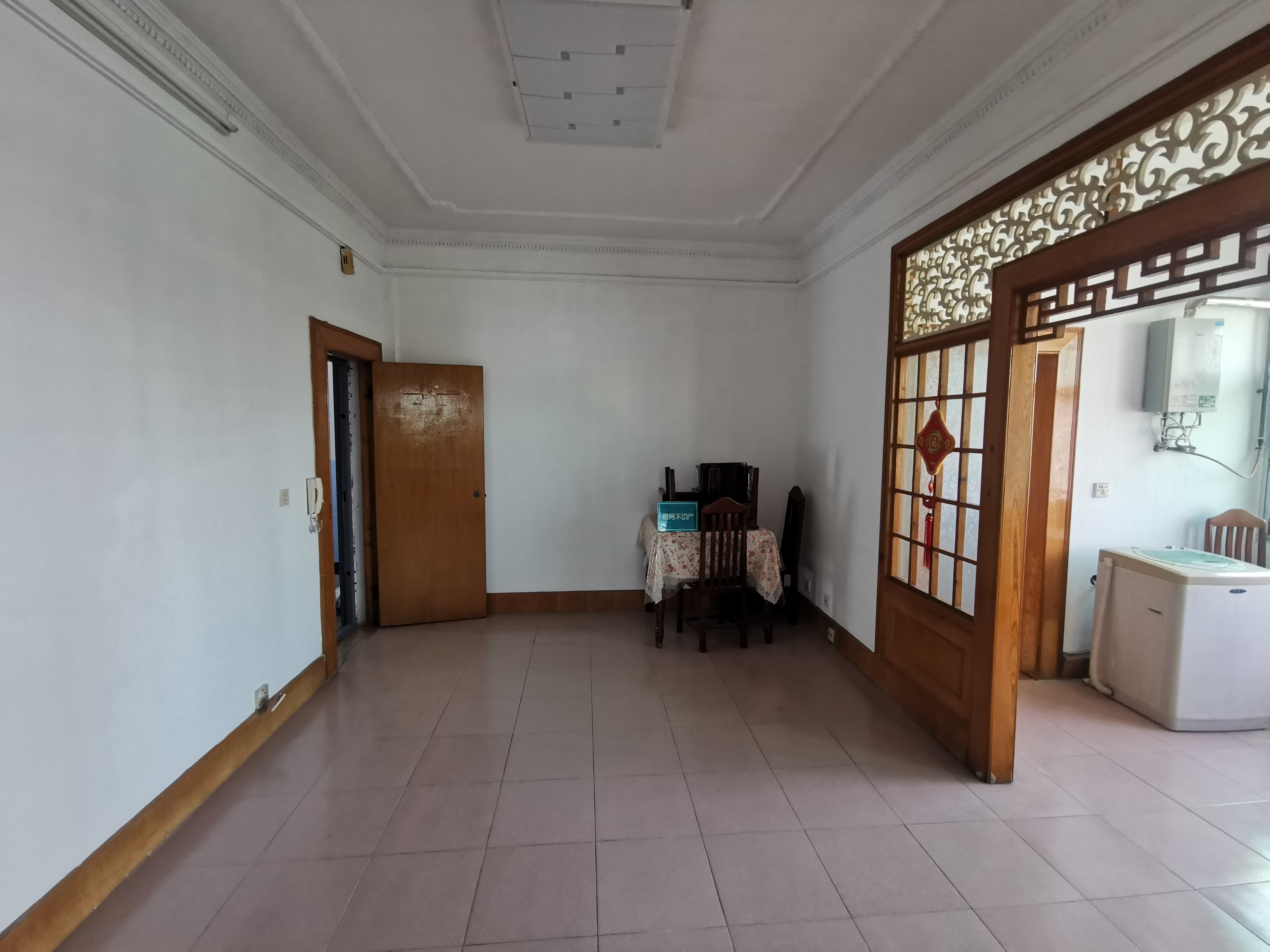 汉江酒店旁人民银行宿舍 三室两厅地理位置位置优越 三面采光 实际面积大 看房方便价格可谈