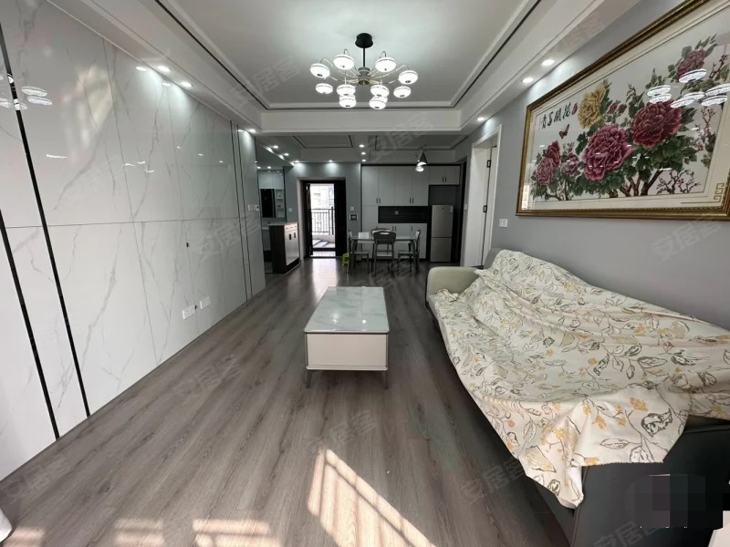 242，急售，商城老三中旁，电梯好楼层，15楼全新装修三房，证满二，拎包入住