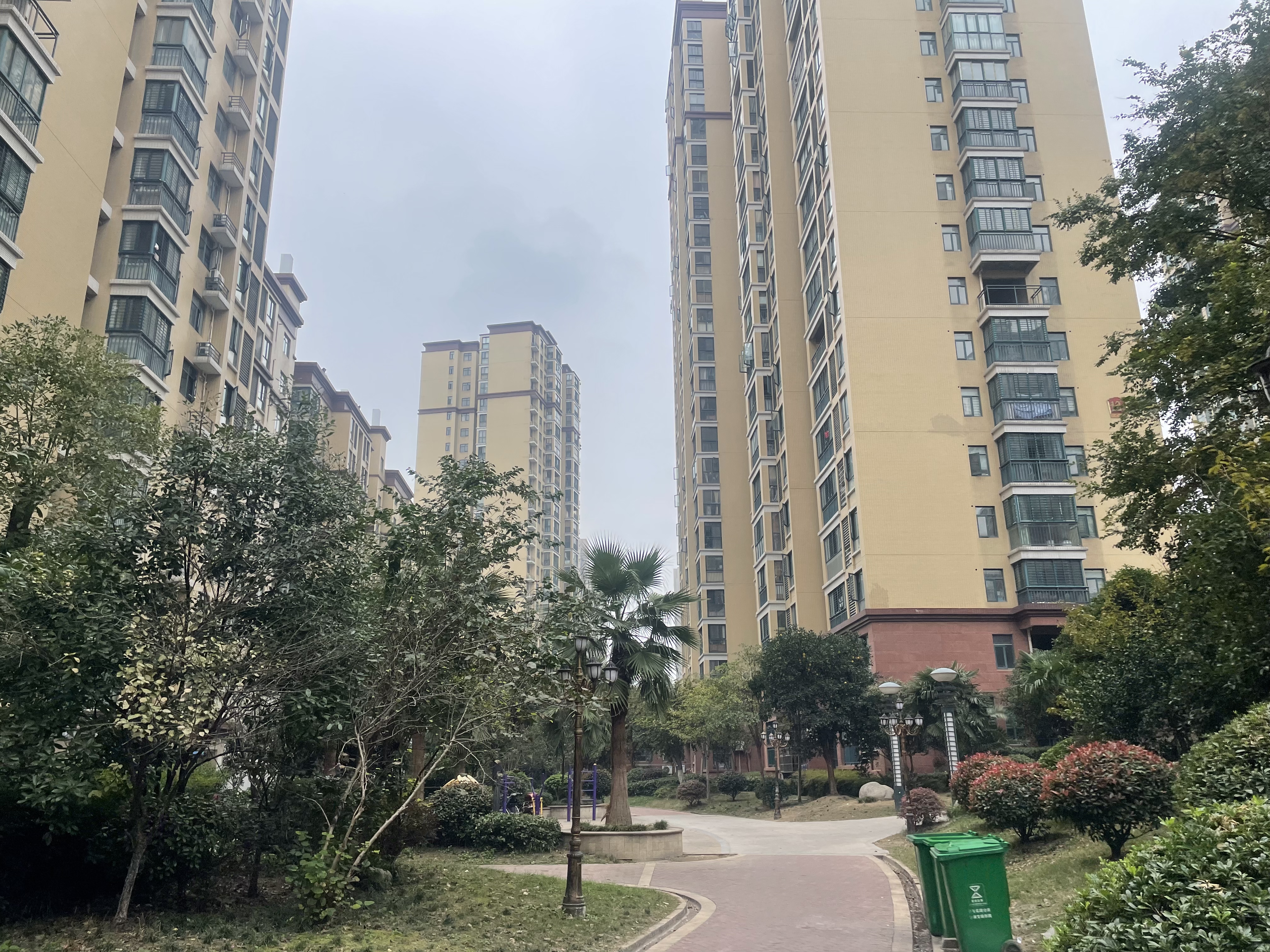 城南.新城一号.满五.精装三房.带车位一起.楼下就是.幼儿园.