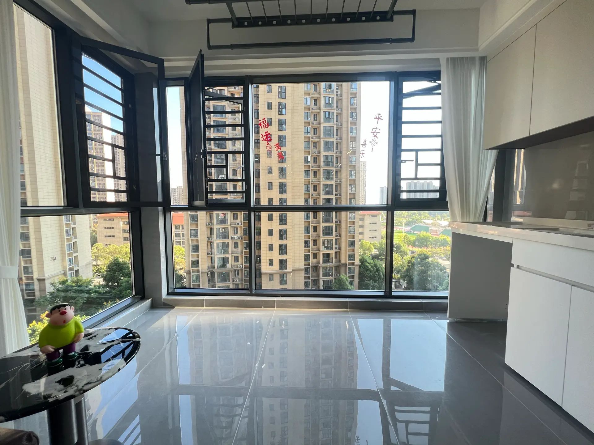 二中‮小二‬对面，森林国际，新全‬装修‮房三‬两卫，​电梯9楼，证满二，拎包‬入住