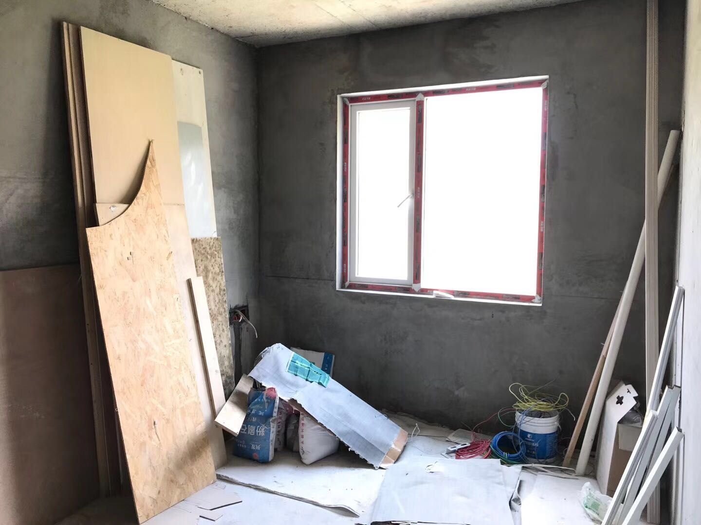 城西大盘锦绣江山毛坯三房，电梯中间楼层