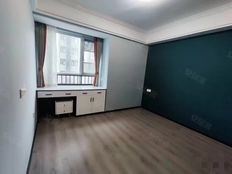 255，商城老三中旁，三合鑫城，99成新，精装三房，单价5500，带大露台电梯好楼层15楼