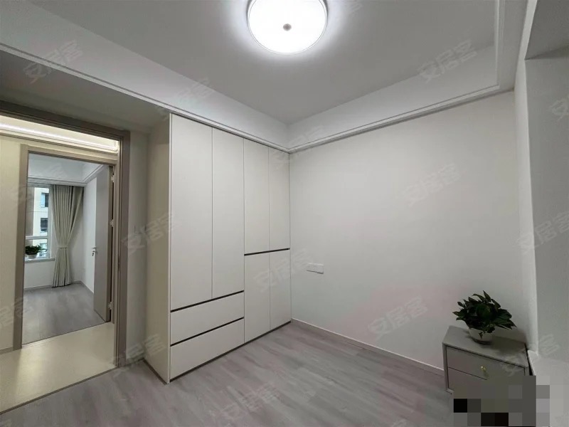 城南，沔阳公馆，电梯13楼，老证，精装三房二卫，业主诚心出售