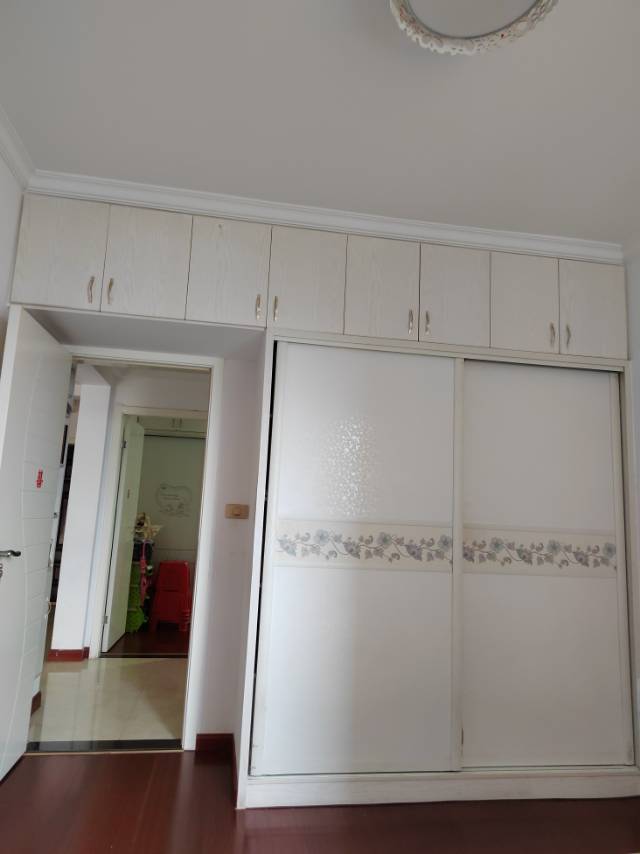 满庭春供暖两房出售