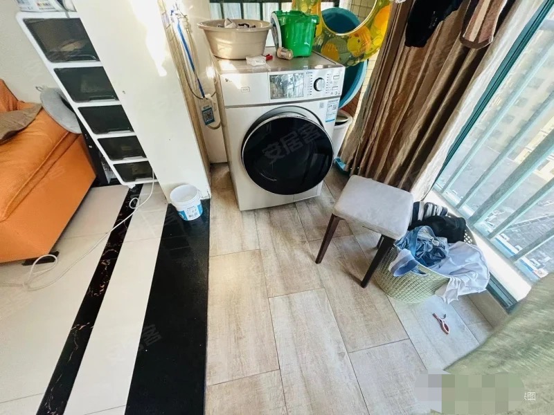 139，房东亏本出，新城壹号，电梯9楼，精装三房，，单价5200，成色新