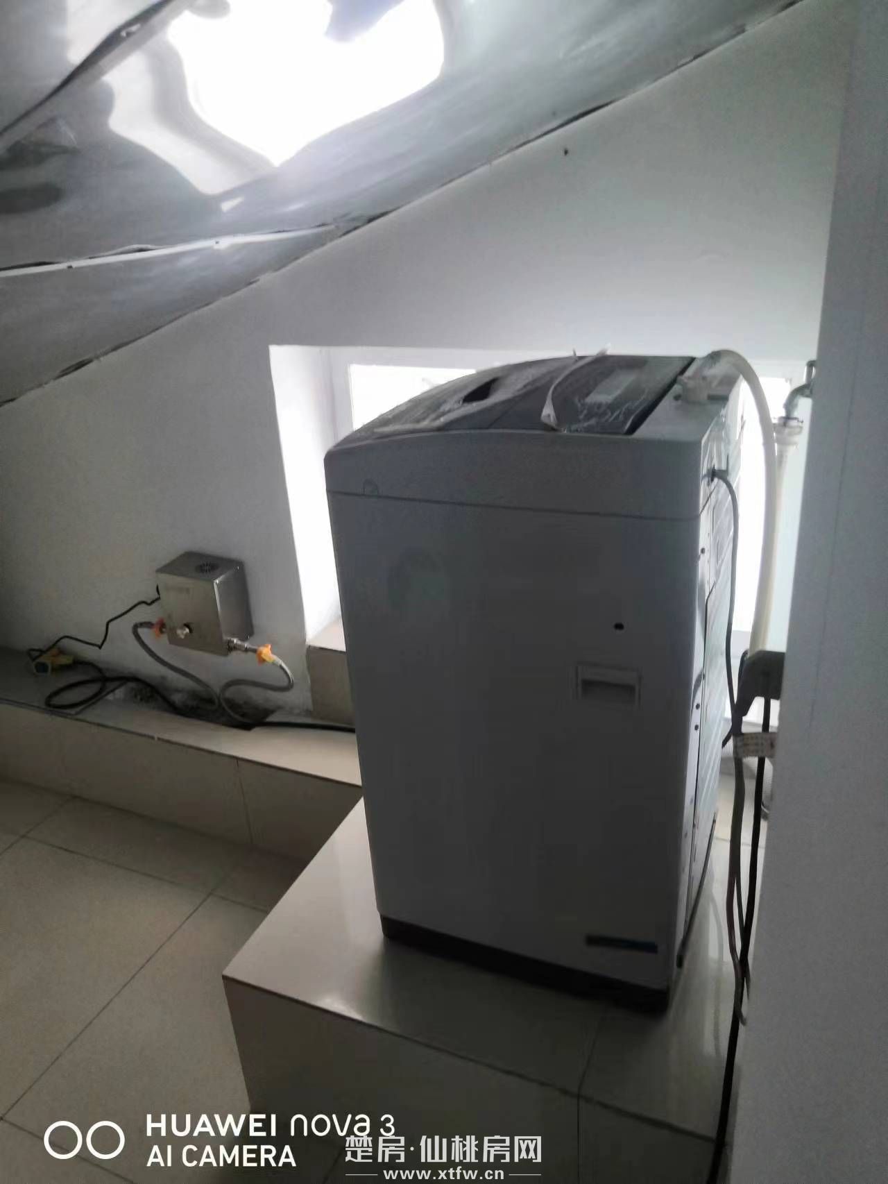 离仙桃中学和富迪三友生活广场50米，汉江学生公寓