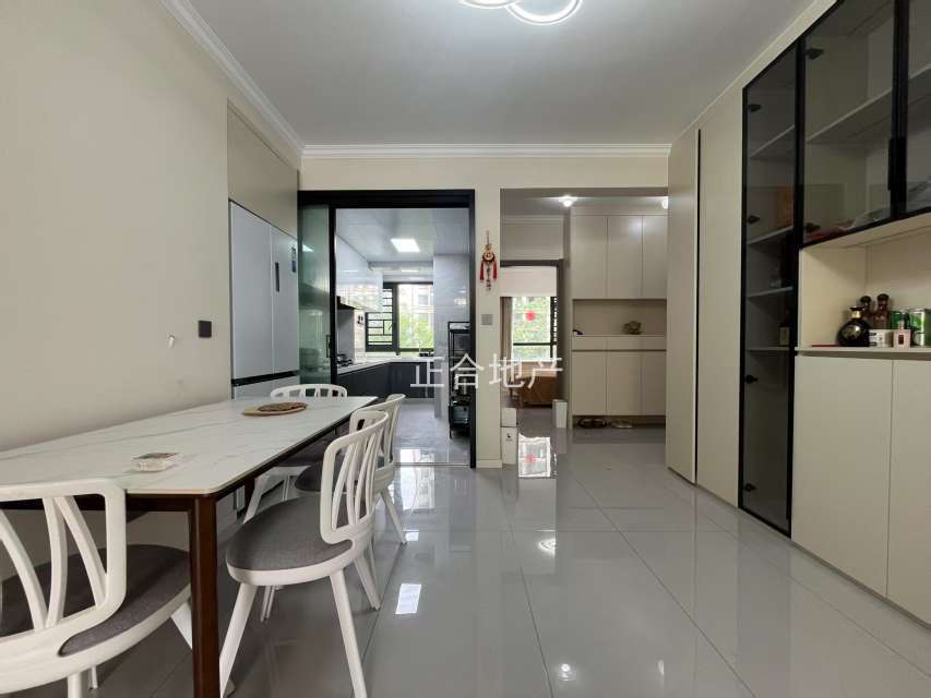 城南，御湖业主自装修婚房，单价5000，精装大三房，送车位，南北通透，证满二