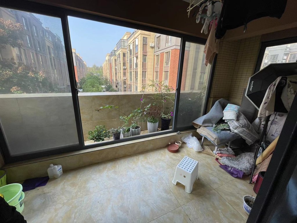 绿地香格里拉，小区环境好，大阳台。保养新，看房方便，拎包入住