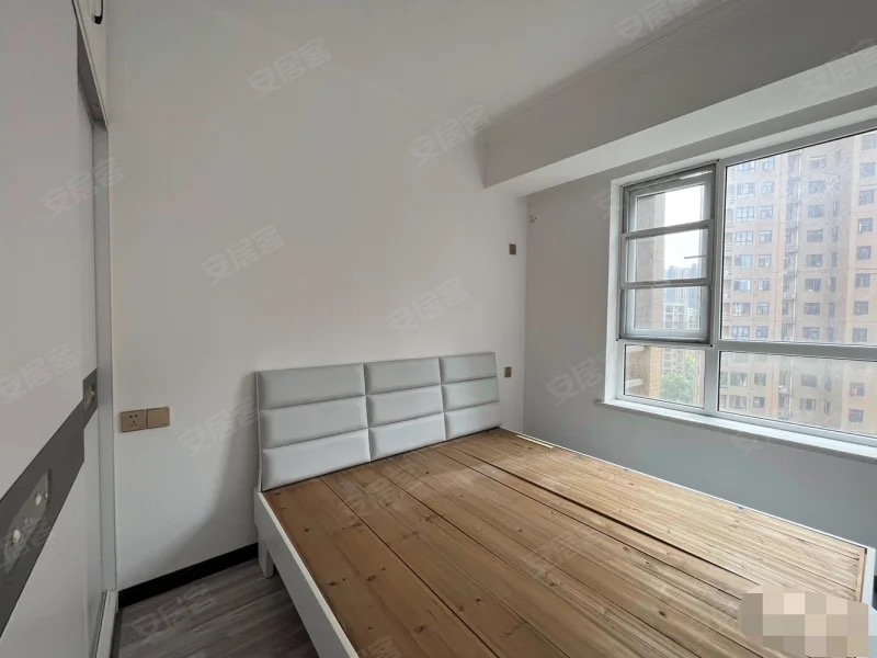 376，捡漏，亏本出，沔阳公馆，精装3房2厅2卫，单价5000，电梯10楼。证件满2年三开间朝南