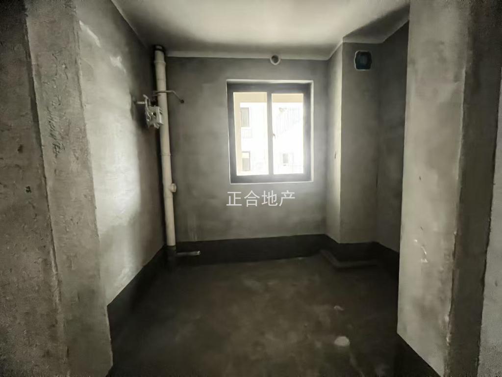 城南，吾悦现房，电梯好楼层7楼，毛坯三房二卫，大阳台