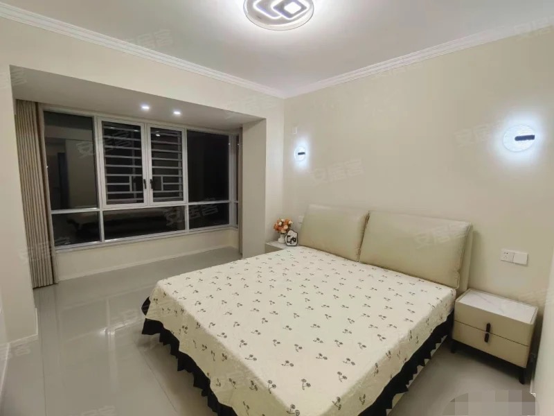 一中对面，全新精装三房二卫，老证，南北通透，亏本出售