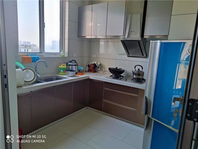 香岸华府精装3房，装修都用的环保材料，采光很好，没有住过