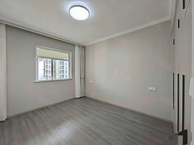 降价了，诚心出售，风和日丽，精装当做毛坯卖，好楼层电梯25楼，全新装修大两房，证件满二