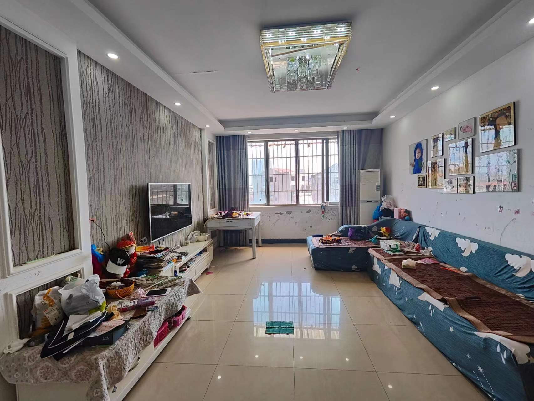 宏达小区优质精装大三房来啦，上仙桃醉好的晓学，实验二晓，楼下就是农贸市场买菜极其方便，车站也近的吓人