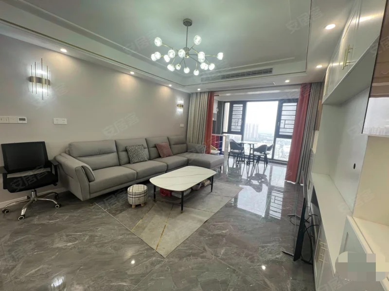 满庭春六期，边户好楼层，精装四房，保养成色9.9新，南北通透，全屋中央空调，拎包入住，证满二