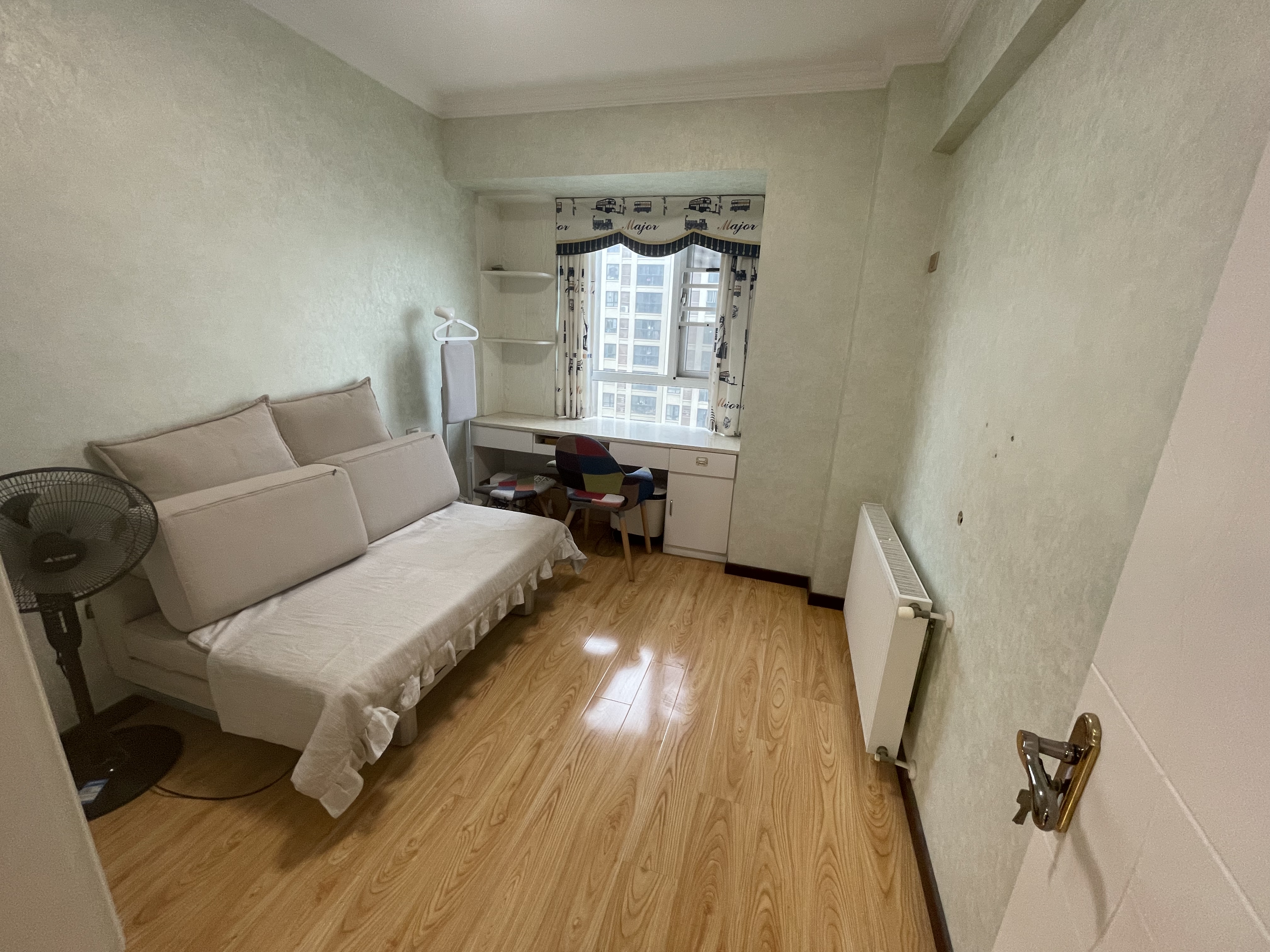 和合国际四期精装修带暖气片三房两卫很通透