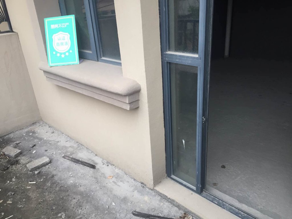 绿地华庭联排别墅，环境好的吓人，每天鲜氧环绕景色宜人