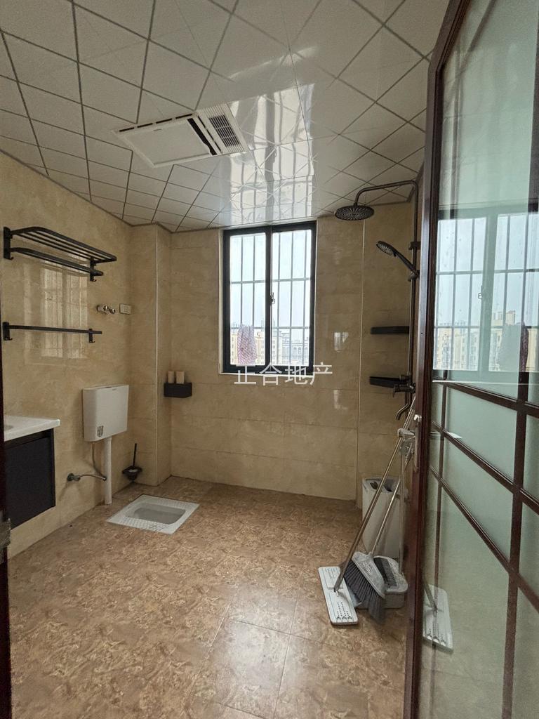 捡漏，城南，一品苑，精装三房两卫，单嫁才4300，好楼层，证满二