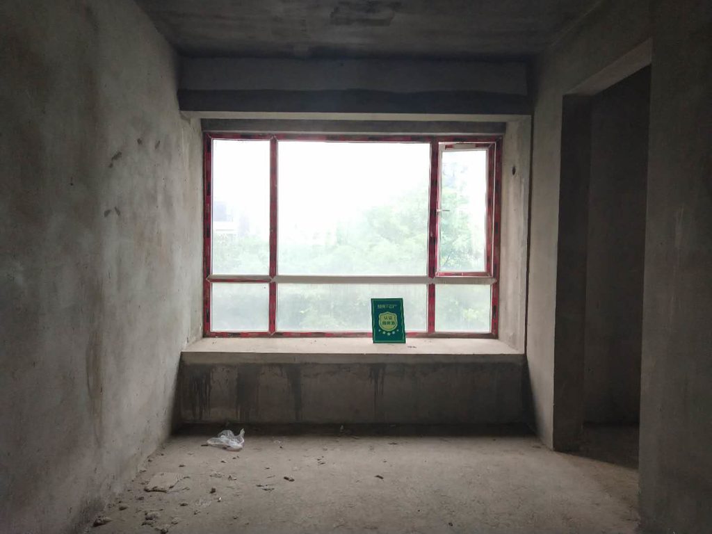 和合国际.毛坯三房带露台.证件满二.看房方便