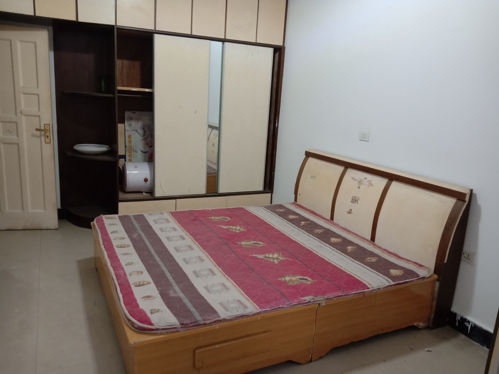 车站旁边 路段，步梯 好楼层。看房有钥匙