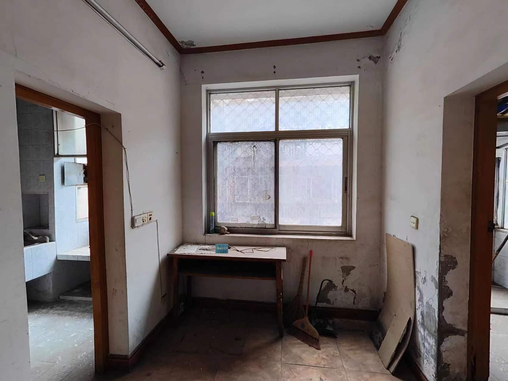 三医院旁边的步梯好楼层，只需要简单大理即可，业主诚意出售