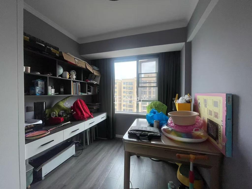 满庭春五期，精装4室2卫+活动室，单价5000，东边户，9成新。拎包入住