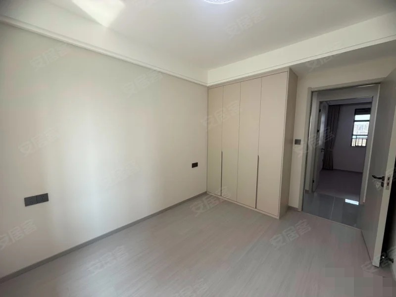 城南，沔街，御湖世家，全新精装三房两卫，湖景房，电梯7楼，老证