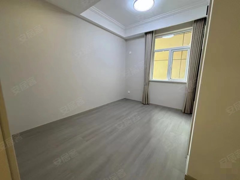 房东诚心出售，元‮未泰‬来城，17楼，​全‮装新‬修，单价6字开头，中间‬楼层，​满二，