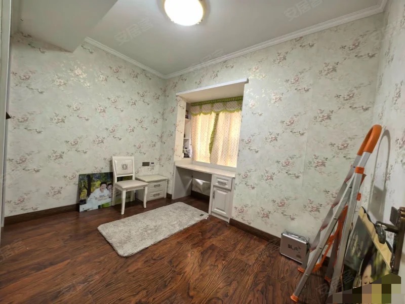 急售，新城壹号，欧式风格，装修花了百来万，精装四房，小区幼儿园xiao学都有，新二中，单价6000多