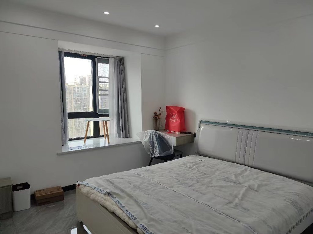 新二中二小对面森林国际城精装小三房精装毛坯价适合出租自住照顾小孩证件满二