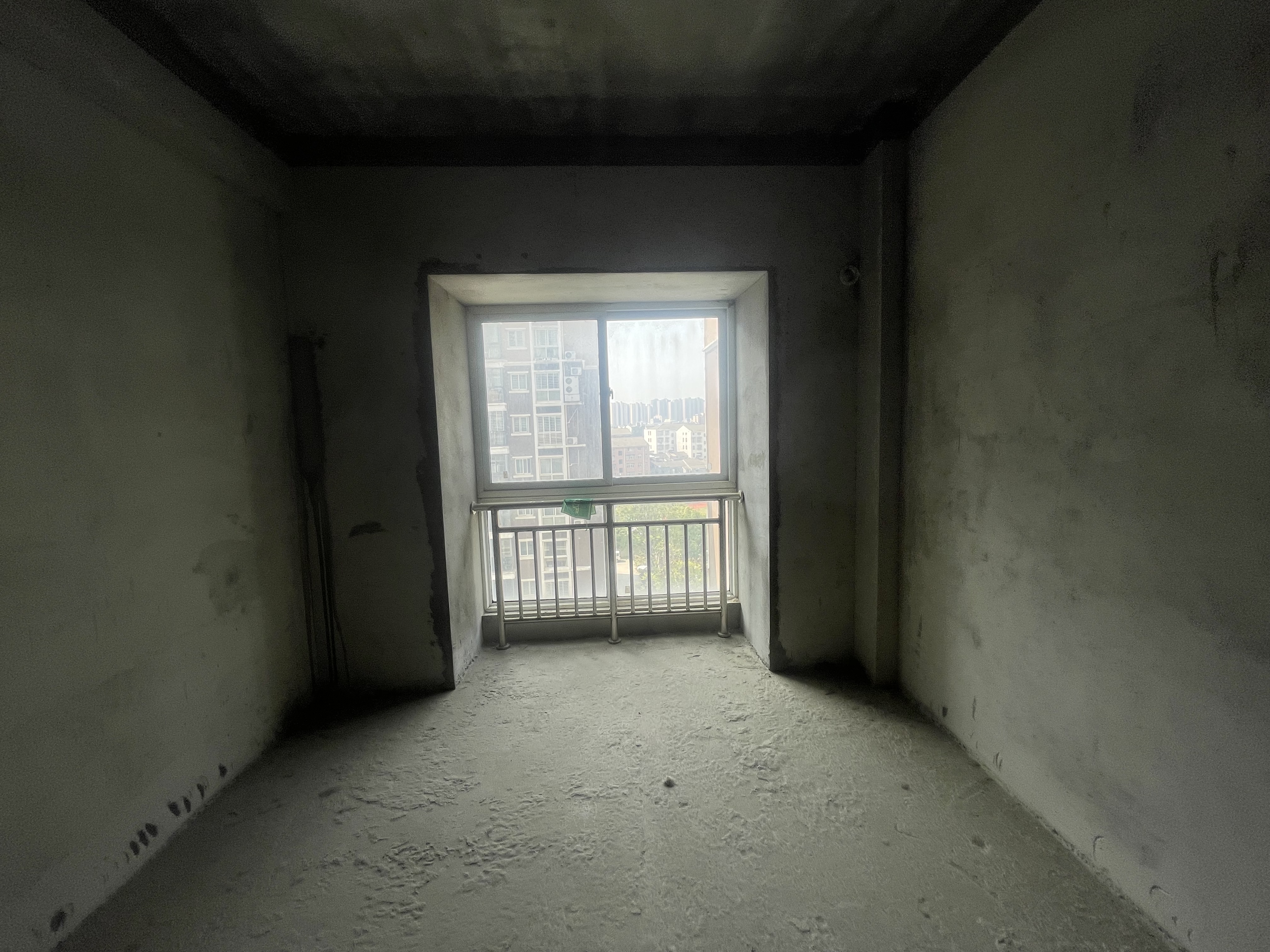 香岸华府，2梯2户电梯房，小区闹中取静，毛坯单价4500，看房方便