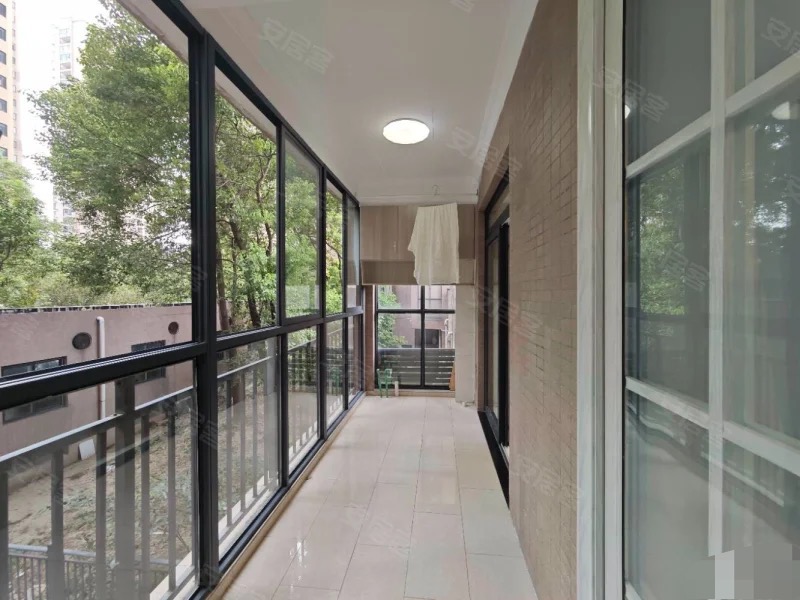 新二中旁，森林国际，电梯边户，装修成色新，带个露台，房东诚心出售！