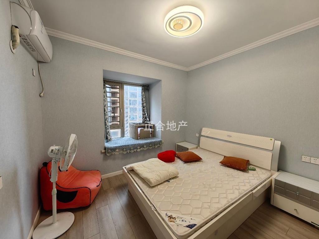 森林国际，新二中对面，精装大四房，送车位，电梯好楼层17楼，视野好