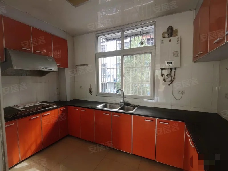 182，业主诚心出售，德政金苑对面，步梯二楼，精装三房，三开间朝南，采光好