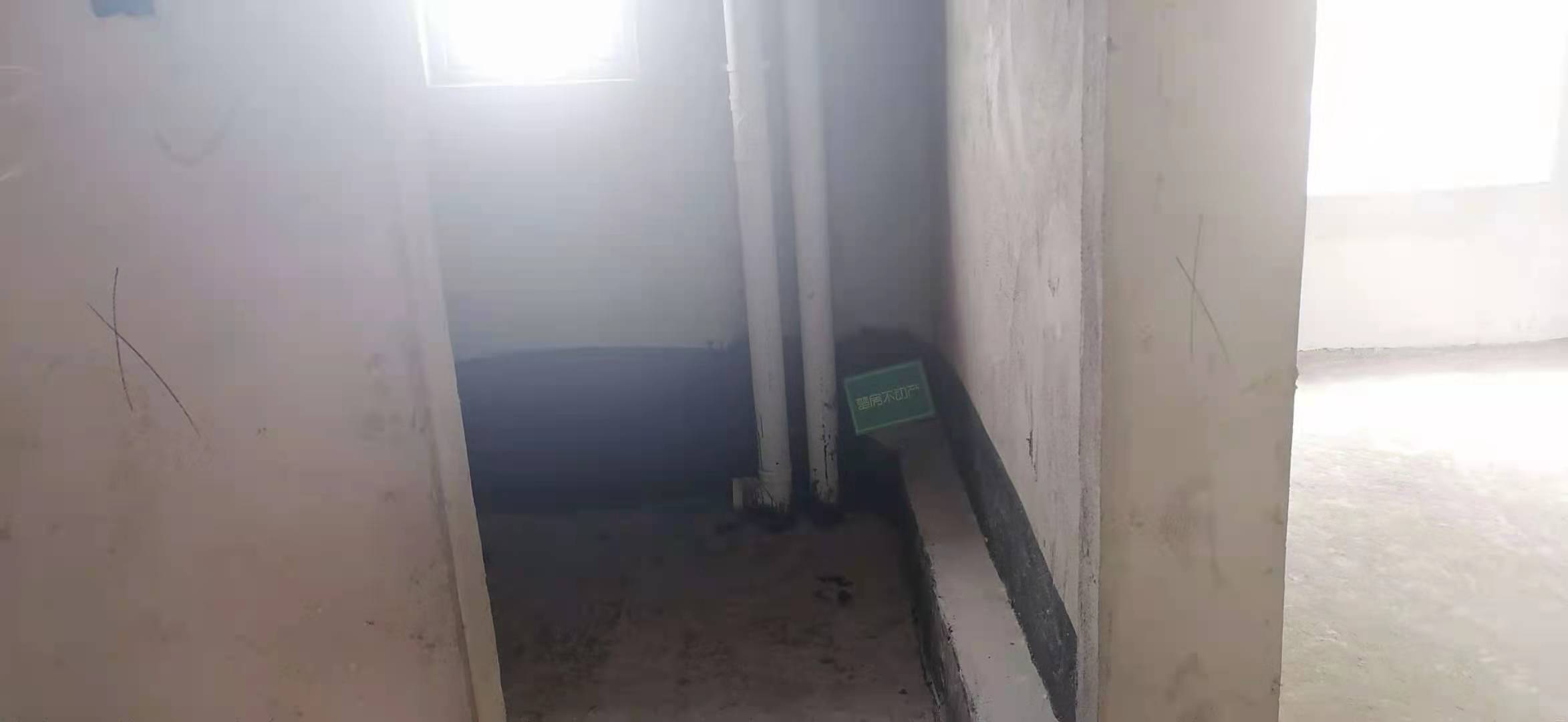 锦江国际毛坯三房电梯中间楼层诚心出售，有钥匙看房方便