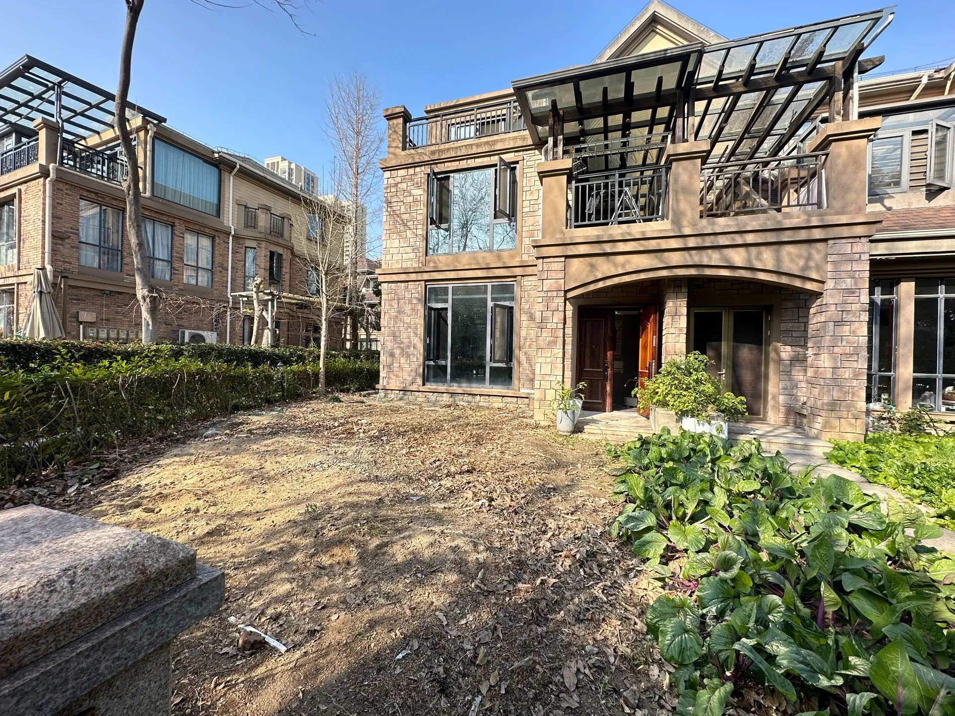 亏本出，绿地，‬别墅，边‮带户‬大院子，成色新，拎包入住