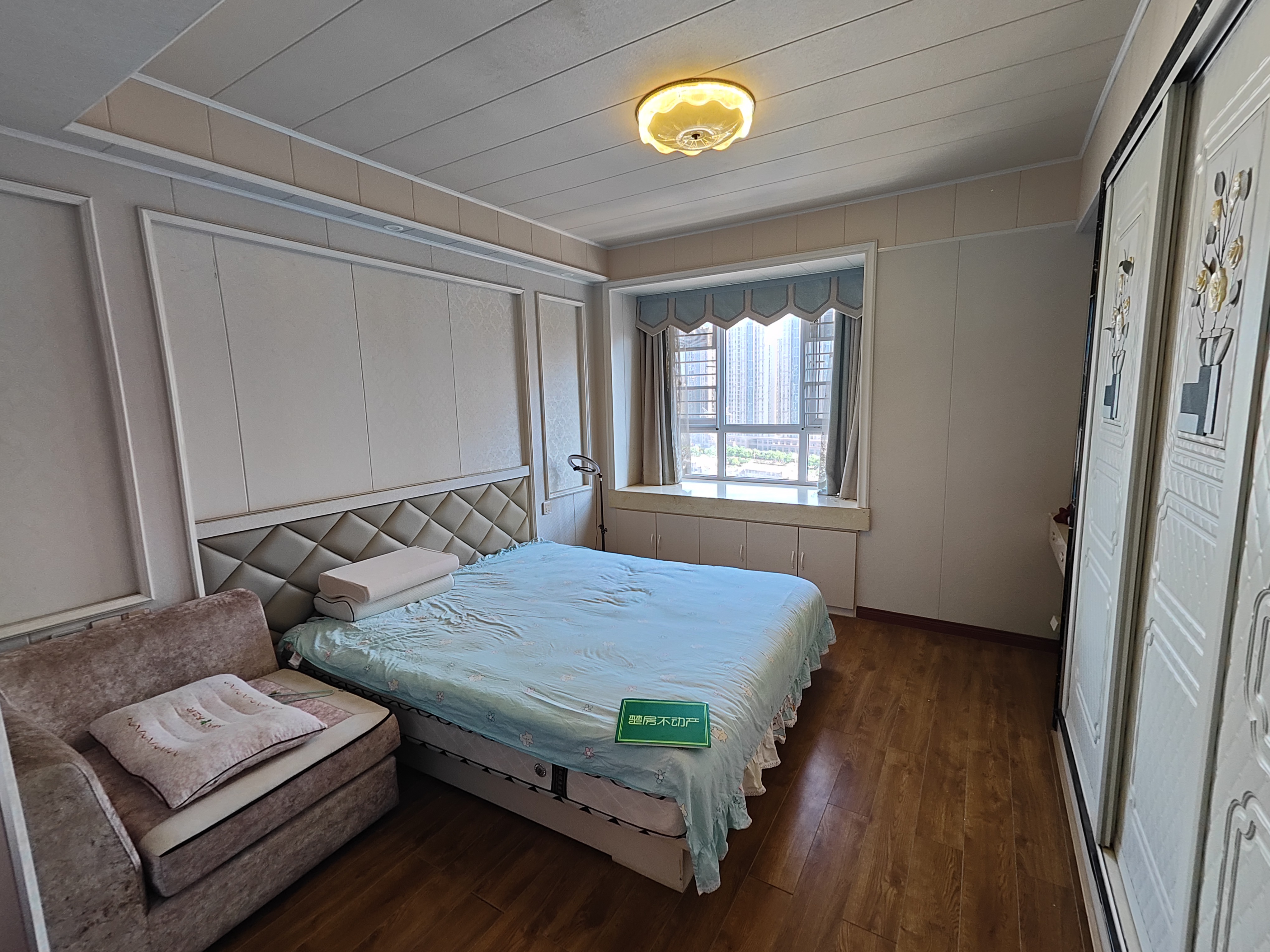 沔阳公馆精装大四房，成色新的吓人，手复22个单价近6700，小高层里面的中高层，采光视野到了深味，今年买了在这里过年和我做邻居