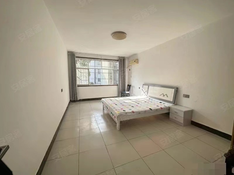 260，实验四小旁，步梯二楼。总价20万，精装大两房，证满二