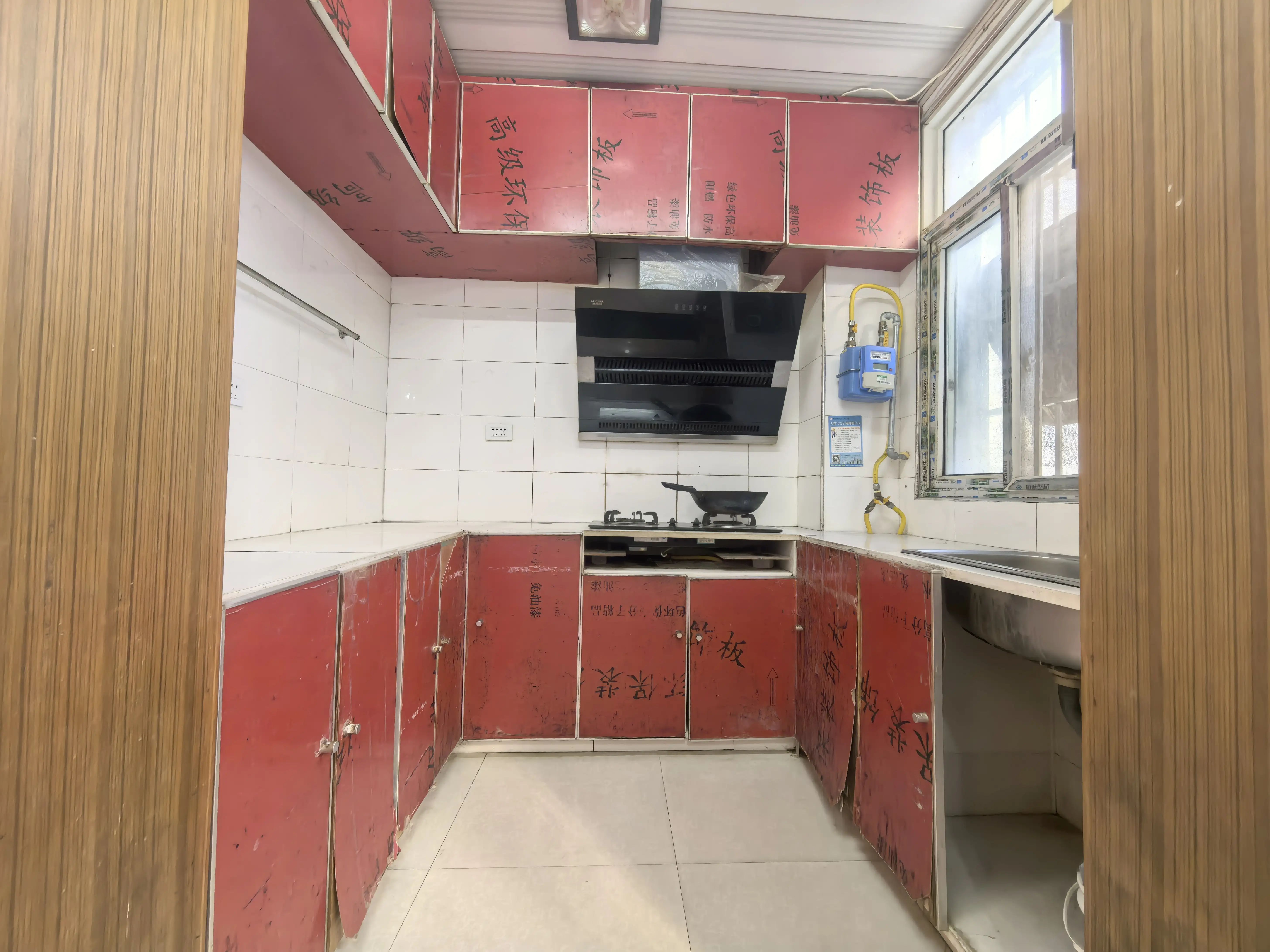 江滩公园旁，商城附近，步梯2楼，好楼层，精装三房，证满二