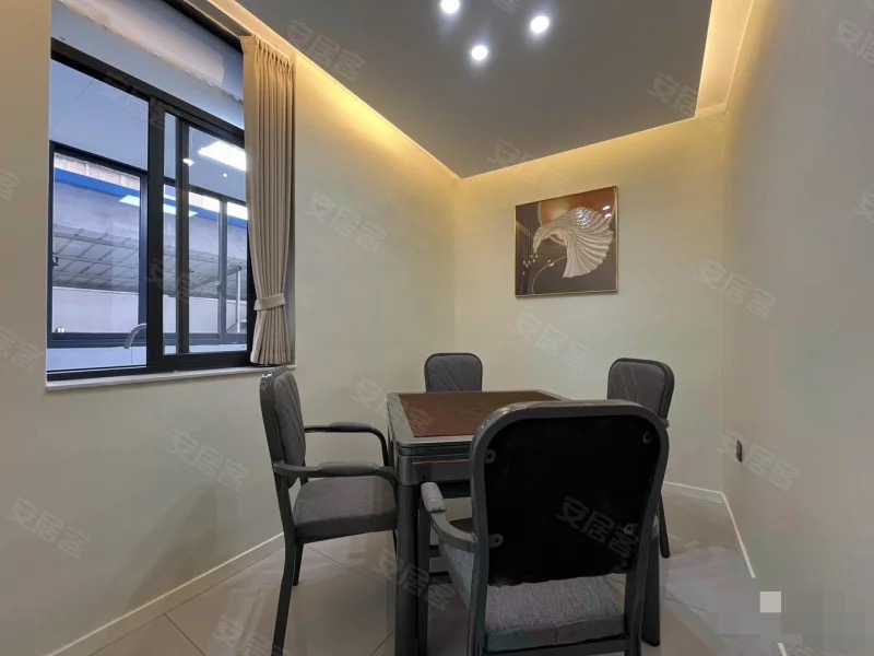 354，带50平院子，四中旁边，步梯1楼，全新9.9成新，精装4房2卫，非常适合养老