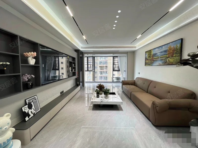 急售，吾悦旁，精装三房两卫，电梯8楼，朝阳xiao学元泰三中。一天未住