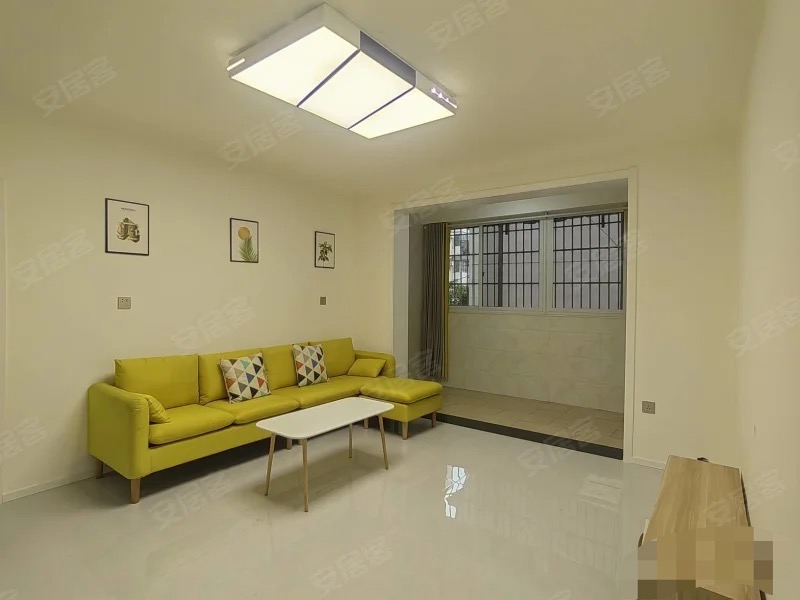 城南 步梯二楼，精装大三房，单嫁2900，手富1个，月供1300，房龄新有院子停车