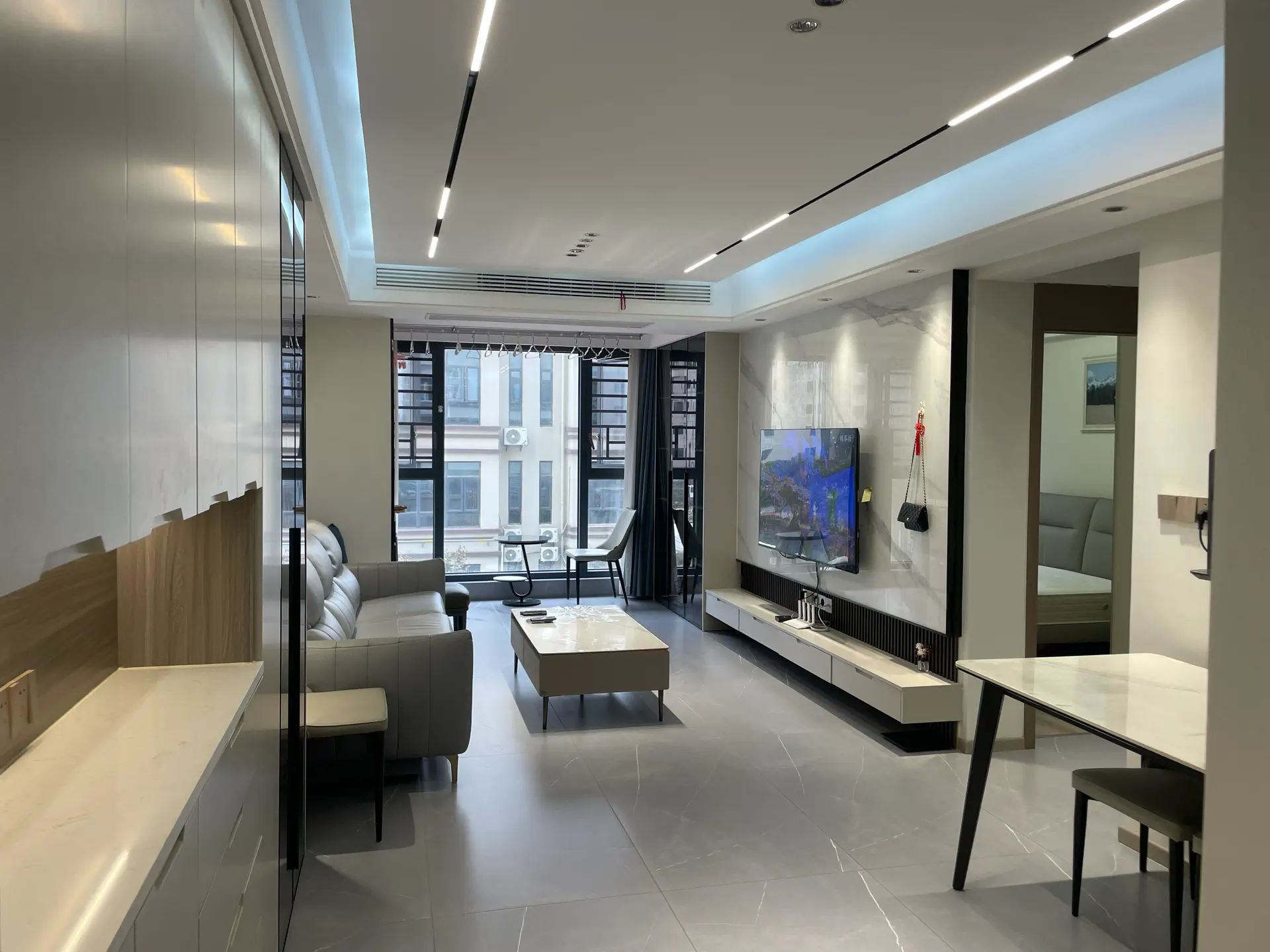 急售，城南，蓝天白云，全新精装三房两卫，证满二，