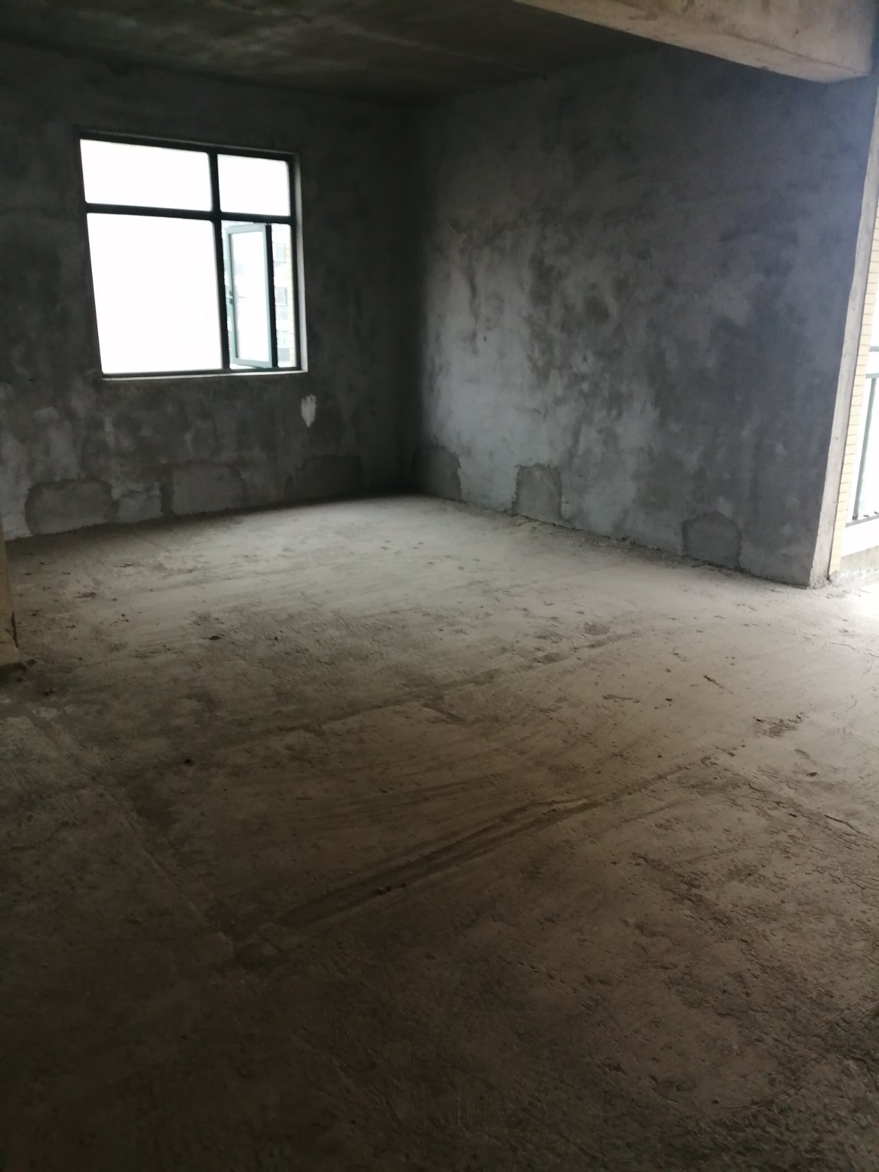 新城一号二期毛坯边户，南北通透，证满二