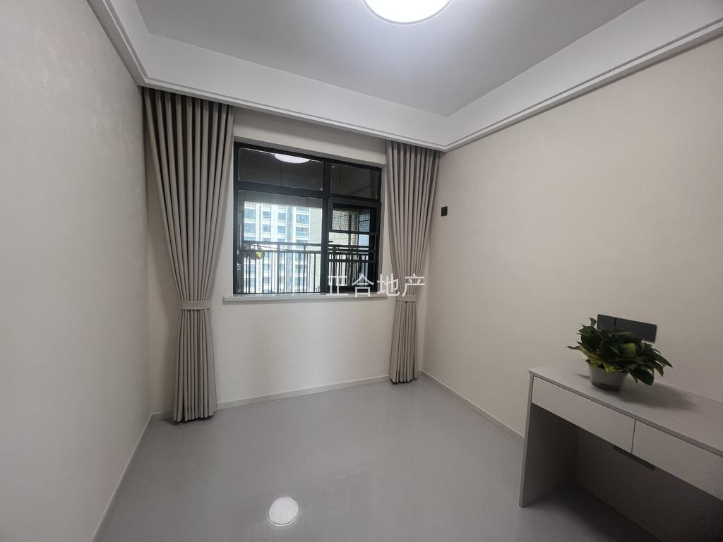 城南，御湖世家，精装三房二卫，电梯好楼层17楼，老证，证满二