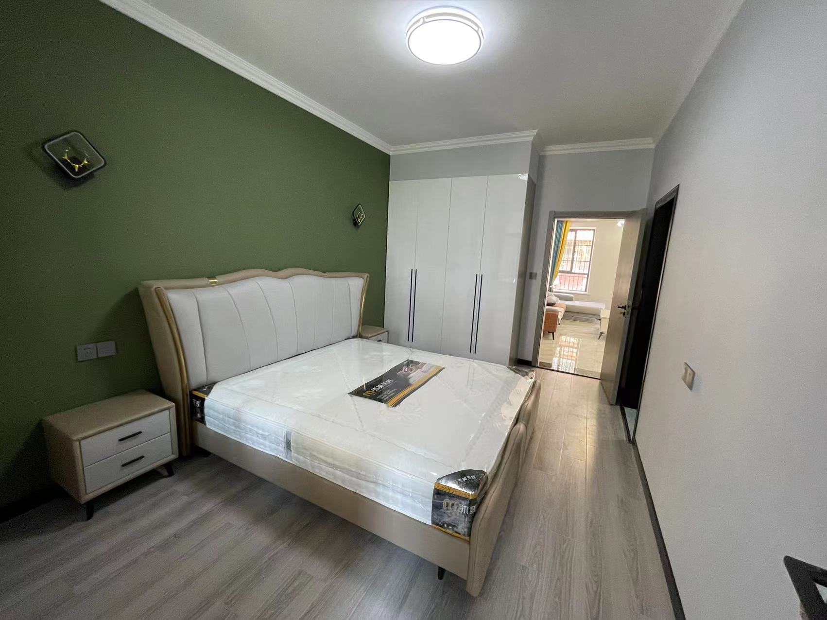 商城旁，华宝芙蓉花园，全新装修三房，步梯中层，证满二，看房方便