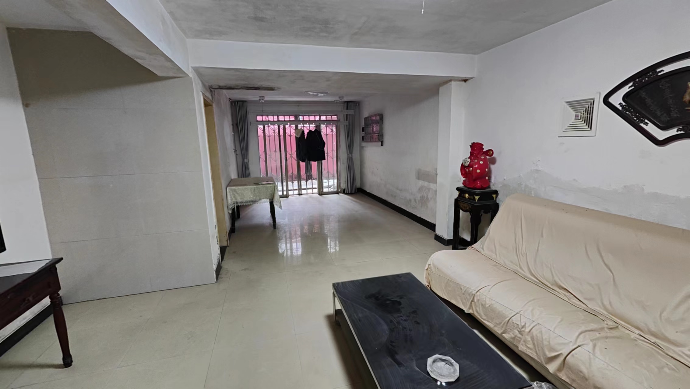 车站旁两栋私房一楼是门面在做生意房子以前是开宾馆的两证齐全位子好买了可以就盈利